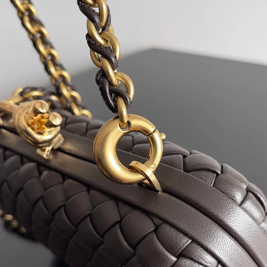 Batch 2260 BOTTEGA VENETA KNOT evening bag chain version for women is now on the market! Delicate and elegant, soft and powerful, this bag is definitely a representative of intellectual women. As an evergreen model of BV, the blessing of the chain is the icing on the cake. The classic weaving once again interprets the unique craftsmanship (the chain can be disassembled separately). Style number: 776662 Size: 19*11.5*5cm